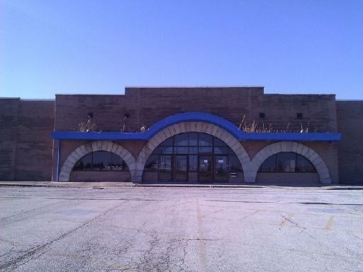 Waukegan Grand: 699 Lakehurst Rd, Waukegan, IL 60085